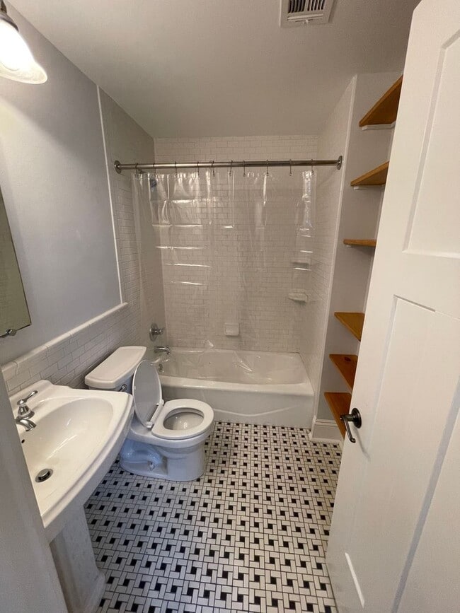 Building Photo - 2BD/2BA near Tulane