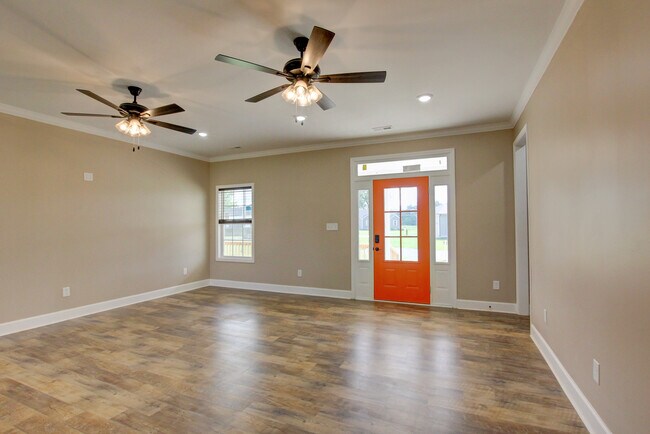 Building Photo - 135 Riverbend Dr