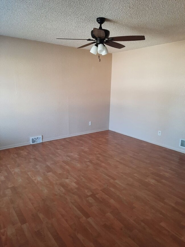 Building Photo - 3 BEDROOM | 2 BATH | HOUSE | SINGLE GARAGE...