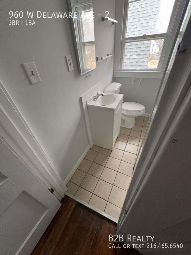 Building Photo - 960 W Delaware Ave