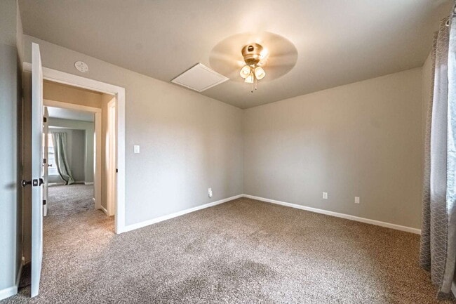 Building Photo - Beautiful Townhome with 3bedrooms and 3 bathrooms, and 1 car garage for rent.