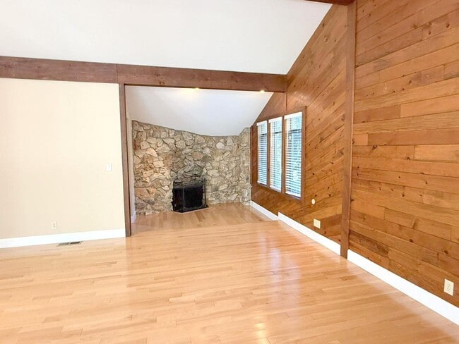 Building Photo - Sprawling ranch home located in highly des...