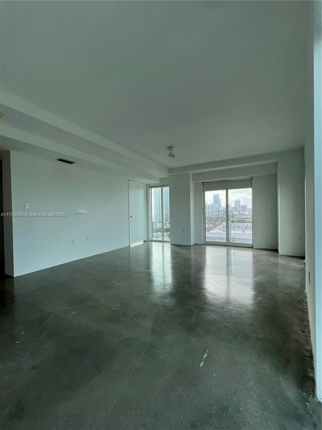 Building Photo - 7600 Collins Ave