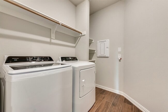 Building Photo - 1504 Twin Frks Dr