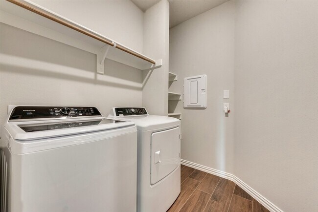 Building Photo - 1536 Twin Frks Dr