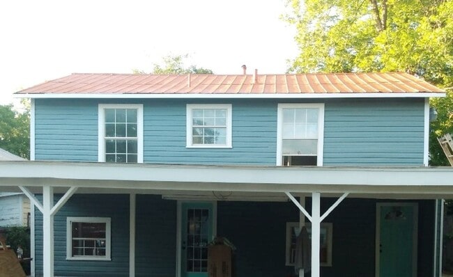 Building Photo - 143 Tremlett Ave