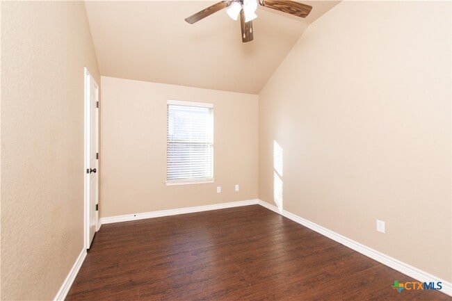 Building Photo - 401 Sladecek Dr