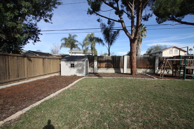 Building Photo - 655 E Avenida De Los Arboles