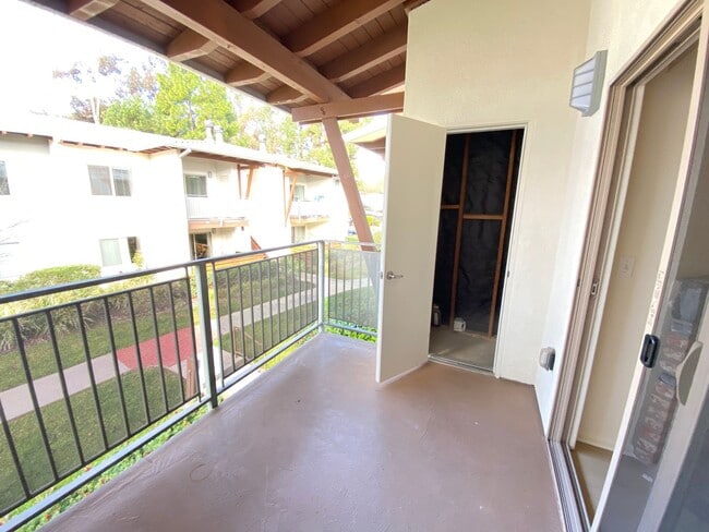 Building Photo - 1 Bedroom, 1 Bath Condo in Pacific Pines Community