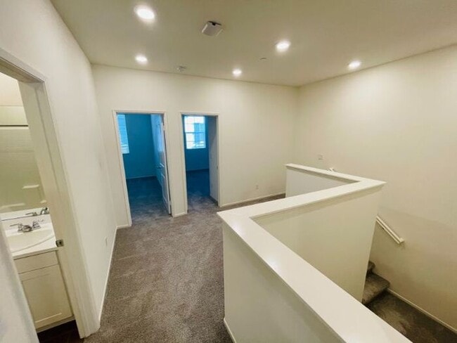 Building Photo - 30316 Town Square Dr