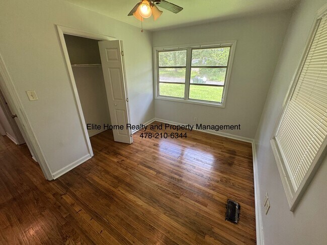 Building Photo - 2408 Groveland Cir S