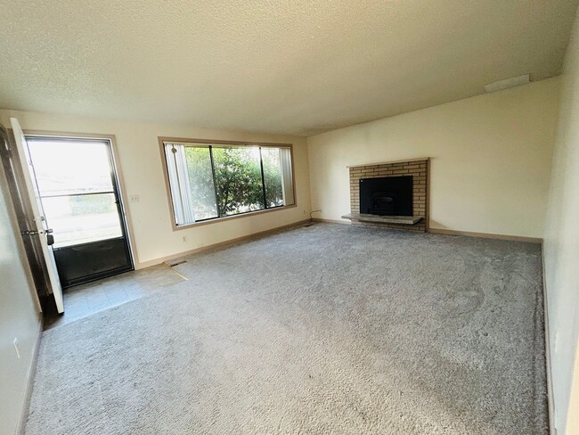 Building Photo - 3 Bedroom Home located in the heart of town! Close to everything!