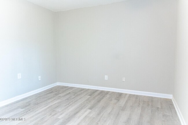 Building Photo - 7195 Sandy Creek Dr