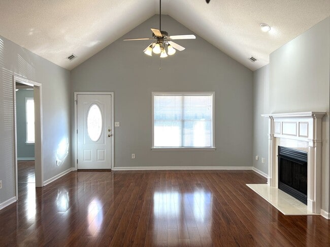 Building Photo - Absolutely Adorable Home Near Lake Joy Elementary