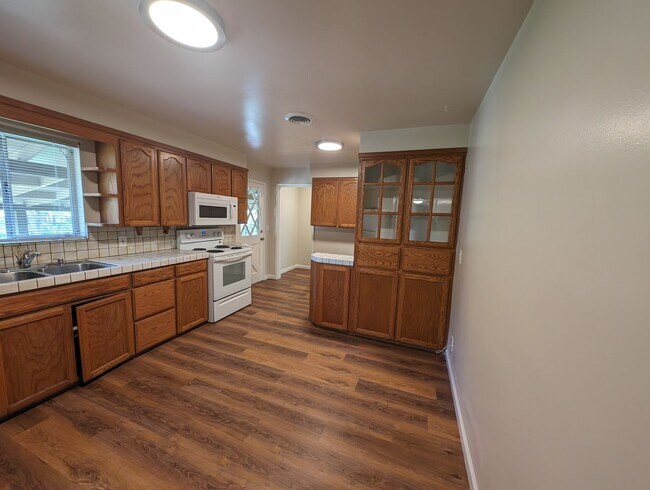 Building Photo - 3 Bedroom House Near Shopping and Schools