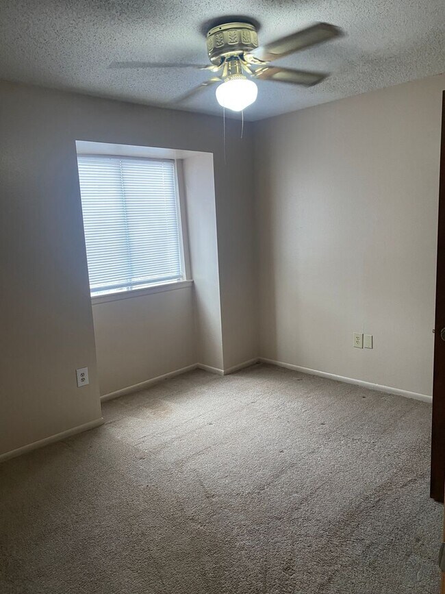 Building Photo - 2 bedroom 2 bath town home in a gated community