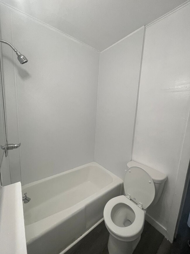 Building Photo - Adorable 2 Bedroom 1 Bath