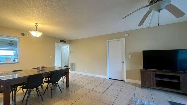 Building Photo - 4570 NW 18th Ave