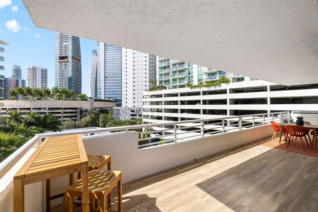 Building Photo - 1402 Brickell Bay Dr