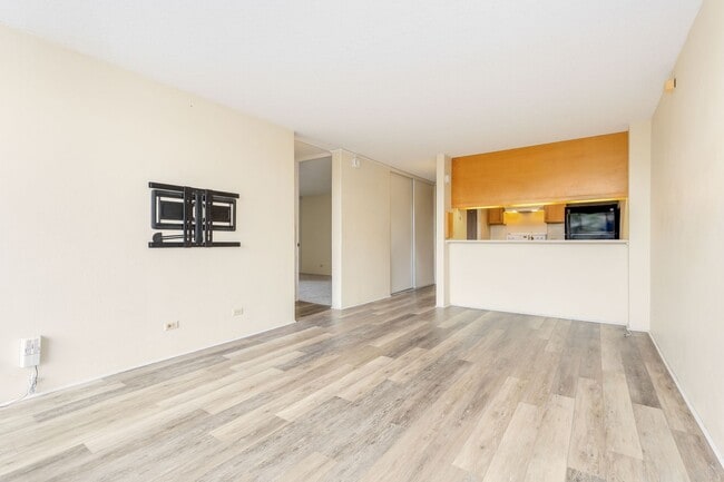 Building Photo - 2 bedroom 1 bath condo in Pearl 1 with 1 covered parking