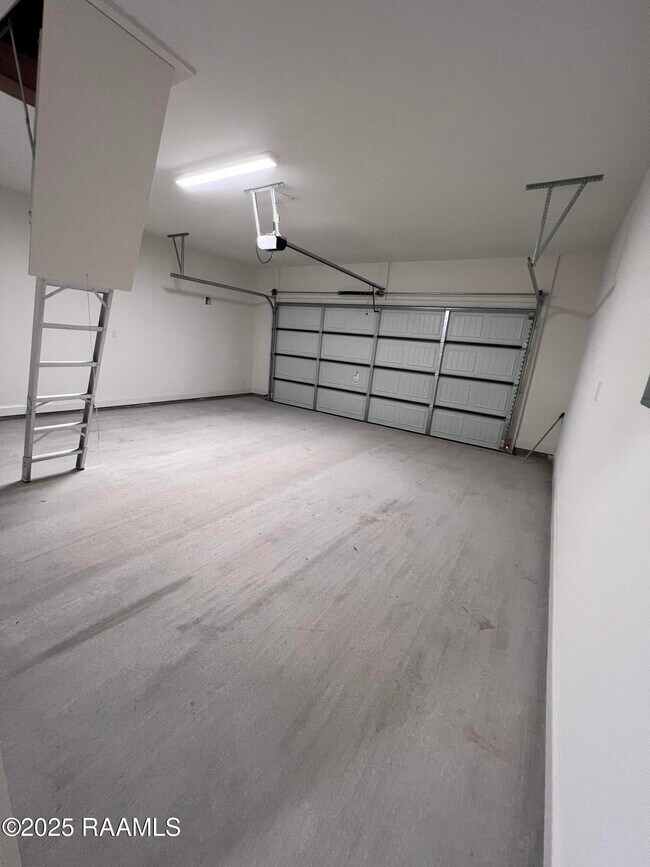 Building Photo - 107 Tenor St
