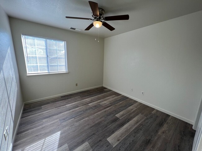 Building Photo - North Merced: $1929 Charming 3 bed 2.5 bat...