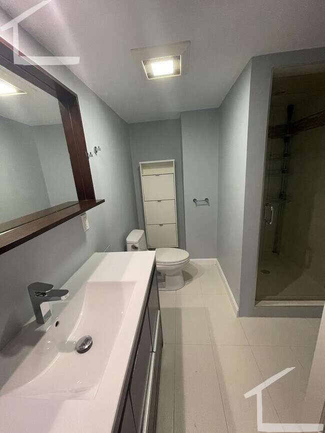 Building Photo - NEWLY RENOVATED 2 BED 2 BATH IN NEWTON!!!!!