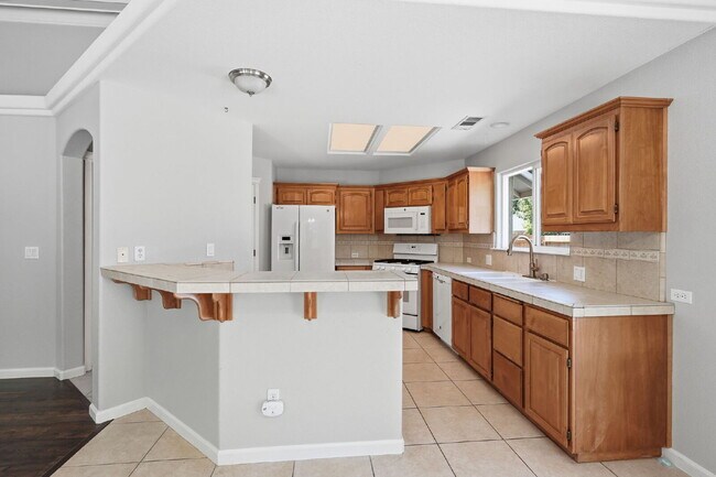 Building Photo - Very clean move in ready dog friendly