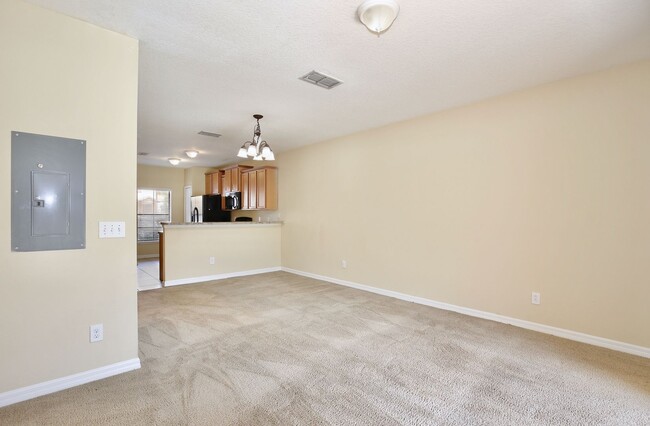 Building Photo - Cozy 2/2.5 Spacious Townhome with a Covere...