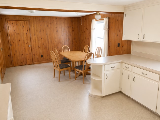 Building Photo - 4-Bedroom Home for Rent in the Heart of Sixteen Acres