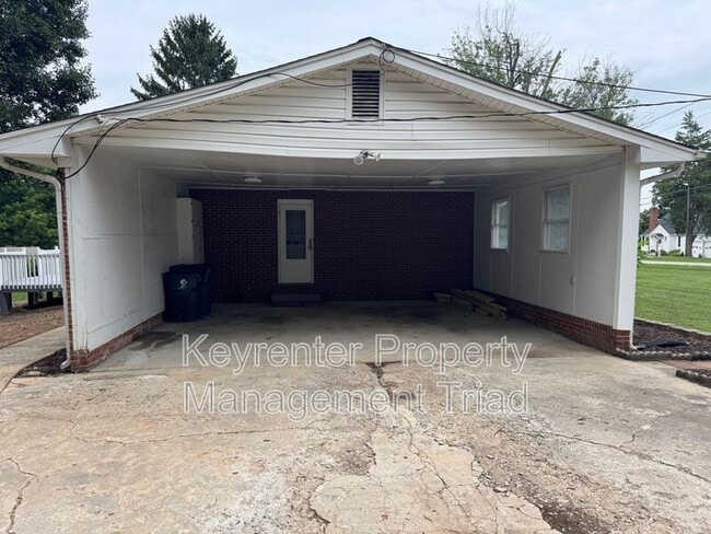Building Photo - 8020 Linville Rd