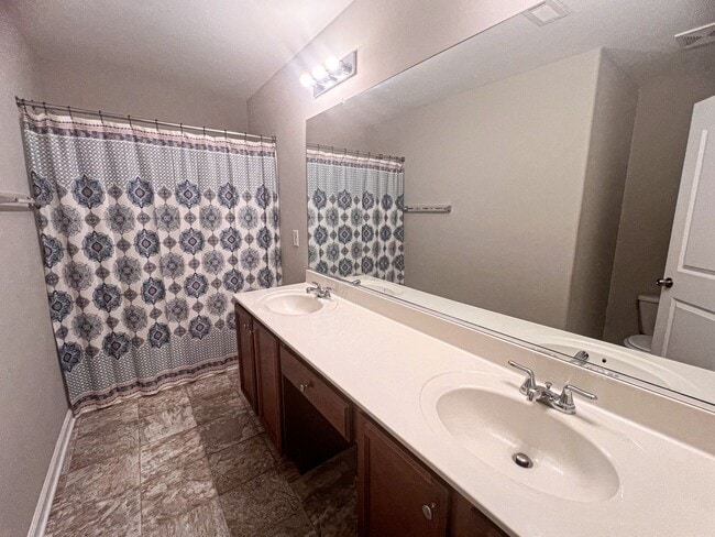 Building Photo - Lovely 2 bedroom 2 1/2 bathroom Townhome in Northeast Greensboro!
