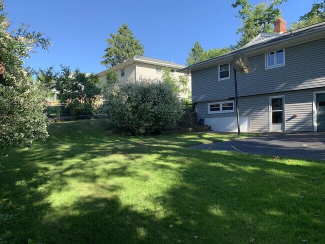 Building Photo - 3137 Belmont Ave