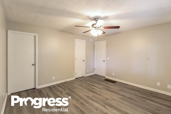 Building Photo - 632 Country Club Dr