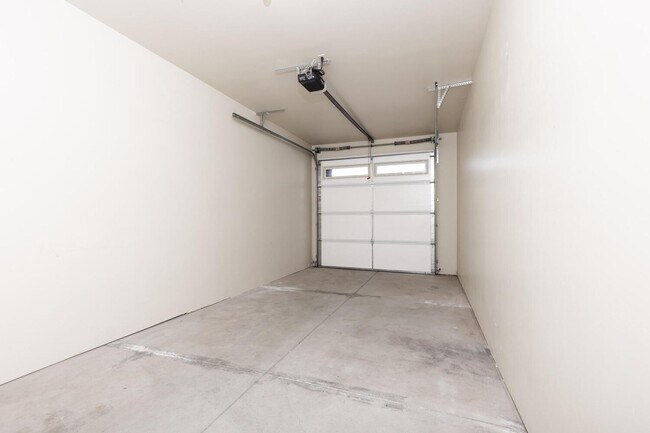 Building Photo - Unfurnished Condo in Black Rock Ridge