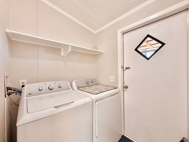 Building Photo - Recently renovated-3 bedroom/2 bathroom home-fully furnished-located in Tanglewood Subdivision