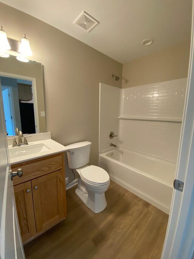 Building Photo - 1961 Glen Manor Ct