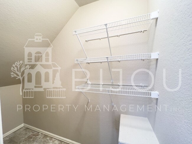 Building Photo - 7661 Silver Larch Pt