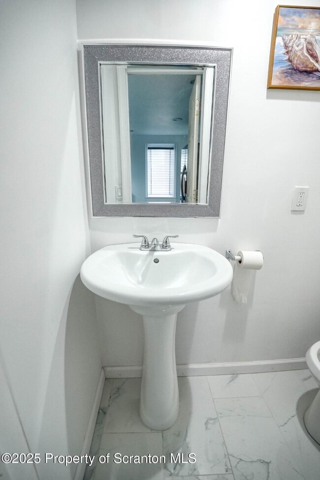 Building Photo - 1012 Clearview St