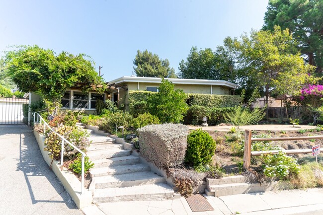 Primary Photo - Beautiful 3b2b Home with Private Fenced Ya...