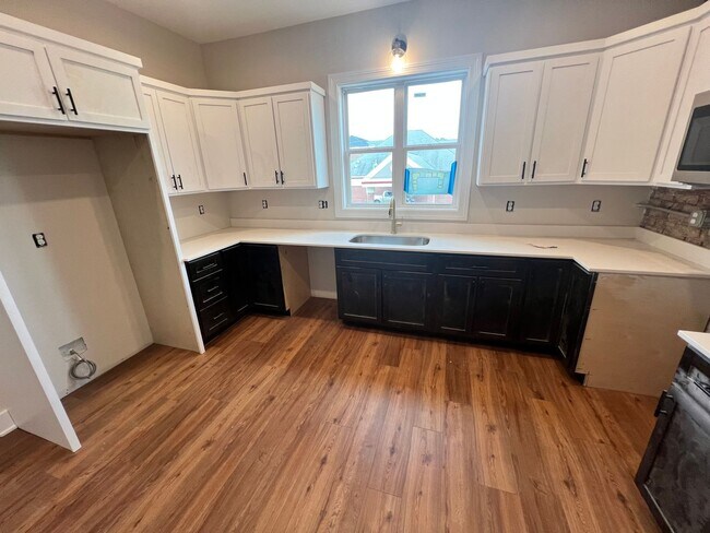 Building Photo - 301 N Main St