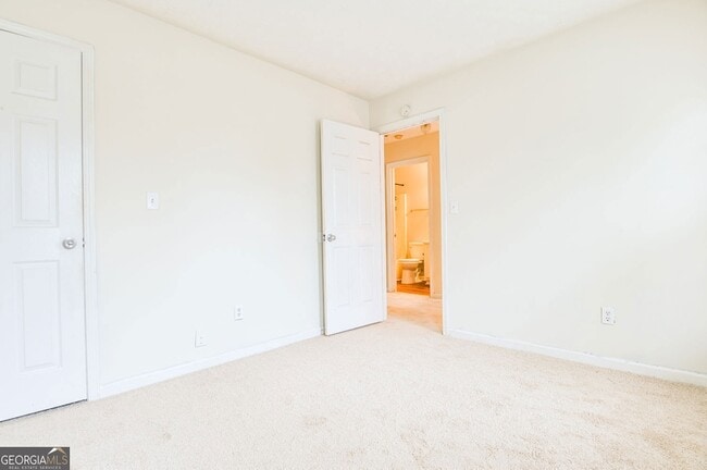 Building Photo - 105 N Oakland Cir