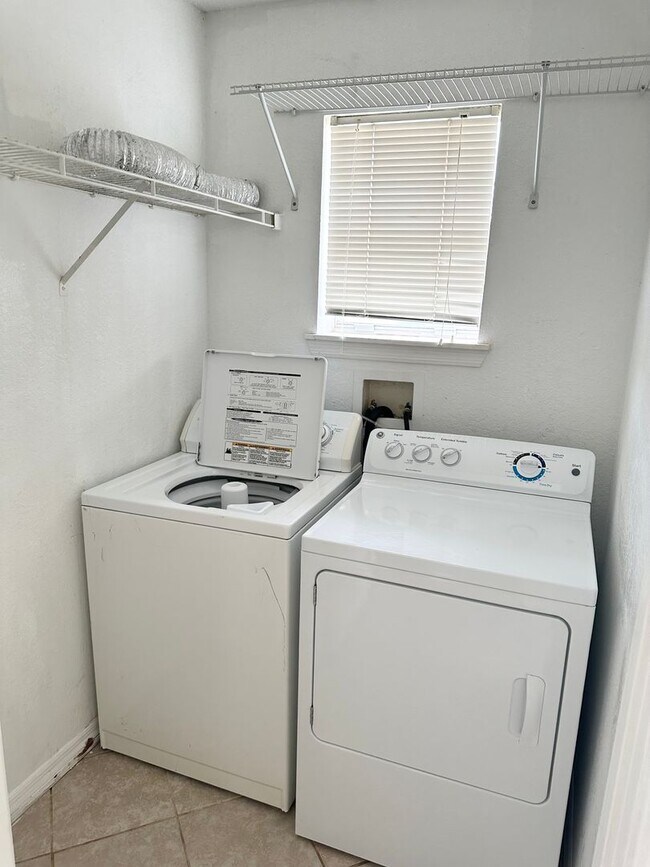 Building Photo - Spacious and Beautiful - Unfurnished 2/2 at Villas Del Sol !