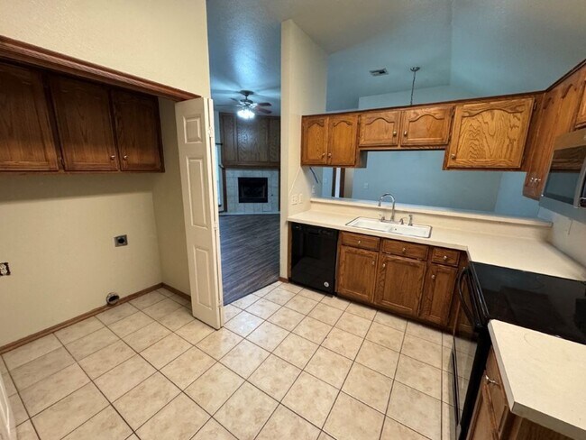Building Photo - 3 bed in Moore schools new paint, ready fo...