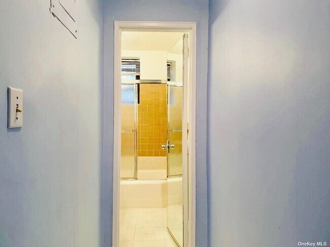 Building Photo - 83-30 Vietor Ave