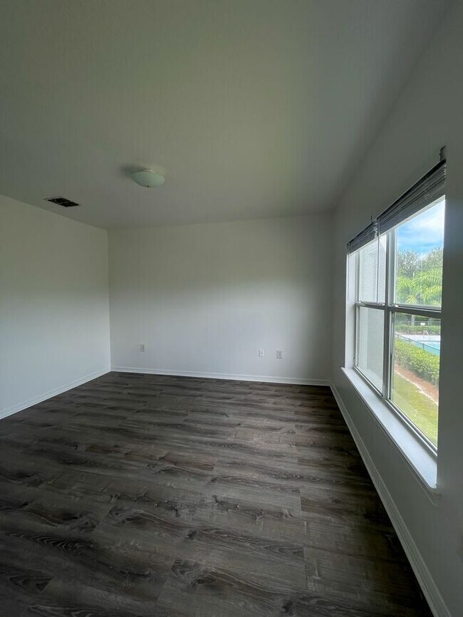 Building Photo - Beautifully Updated 3-Bedroom Townhouse in...