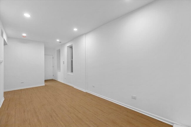 Building Photo - 1313 W Chicago Ave