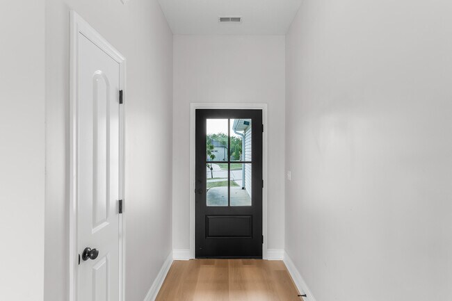 Building Photo - 1704 Ballentine Ln