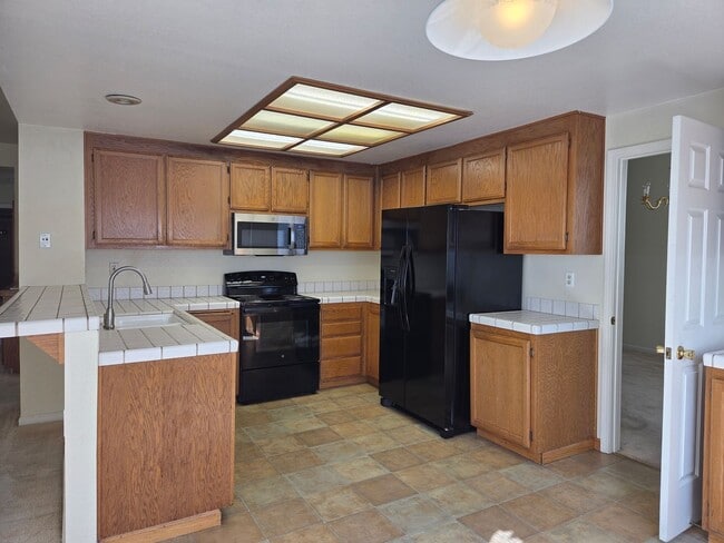Building Photo - Spacious Laurel Creek Home