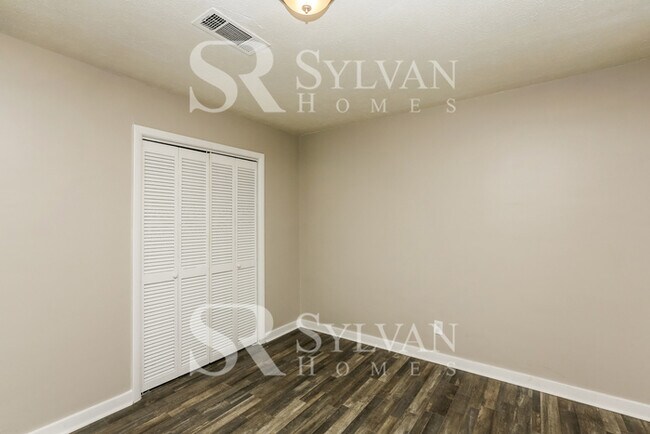 Building Photo - This 3 bedroom, 2 bathroom home on approxi...